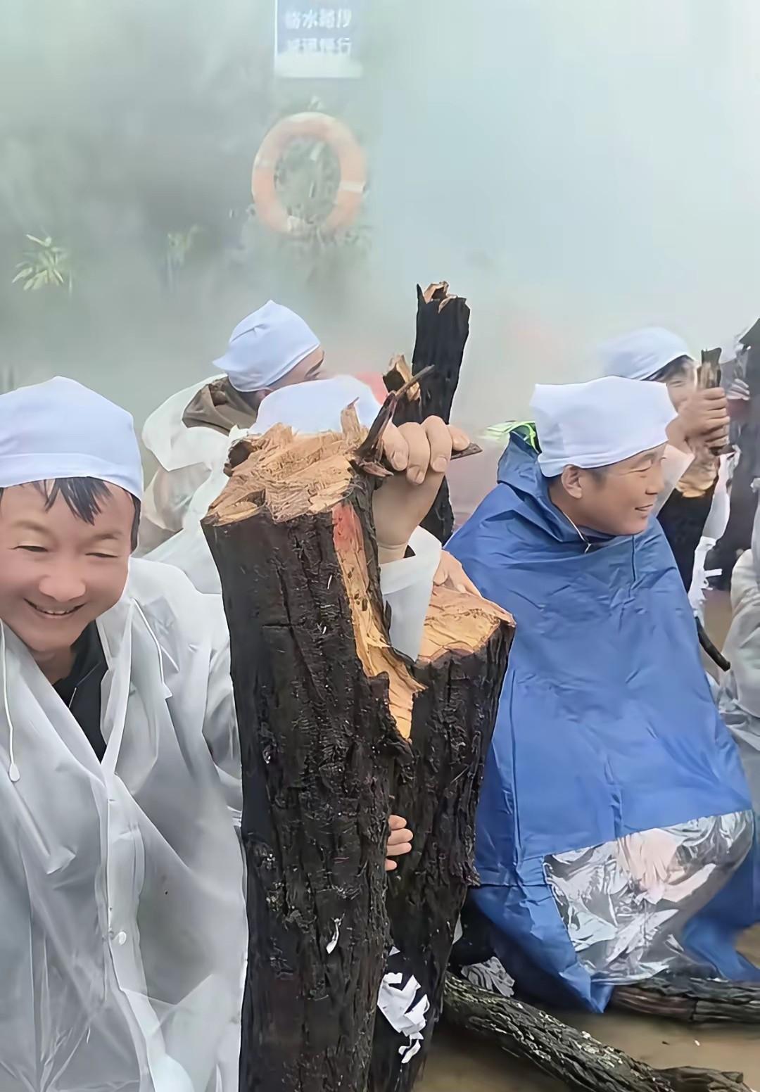 大哥，这是丧事呀，你为什么笑得这么开心？即使你不悲伤，你也应该装出来，很悲伤的样