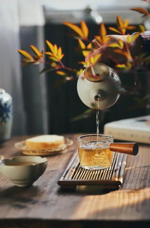 上联“香烟不解红尘苦”，道尽了人间的无奈。那香烟明明灭灭，烟雾缭绕，却化解不了红