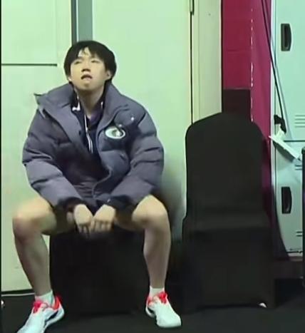 真的破防了！原来王楚钦上场前就已经不舒服了，候场时整个人状态都不对，脸色差、身体