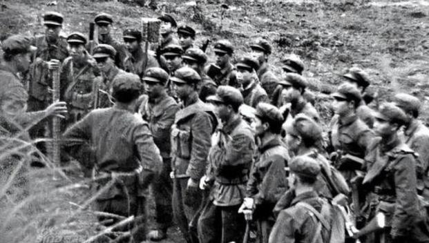 1979年，越南老百姓发现一个怪象：中国军队撤退时，为什么专炸水泥电线杆？一