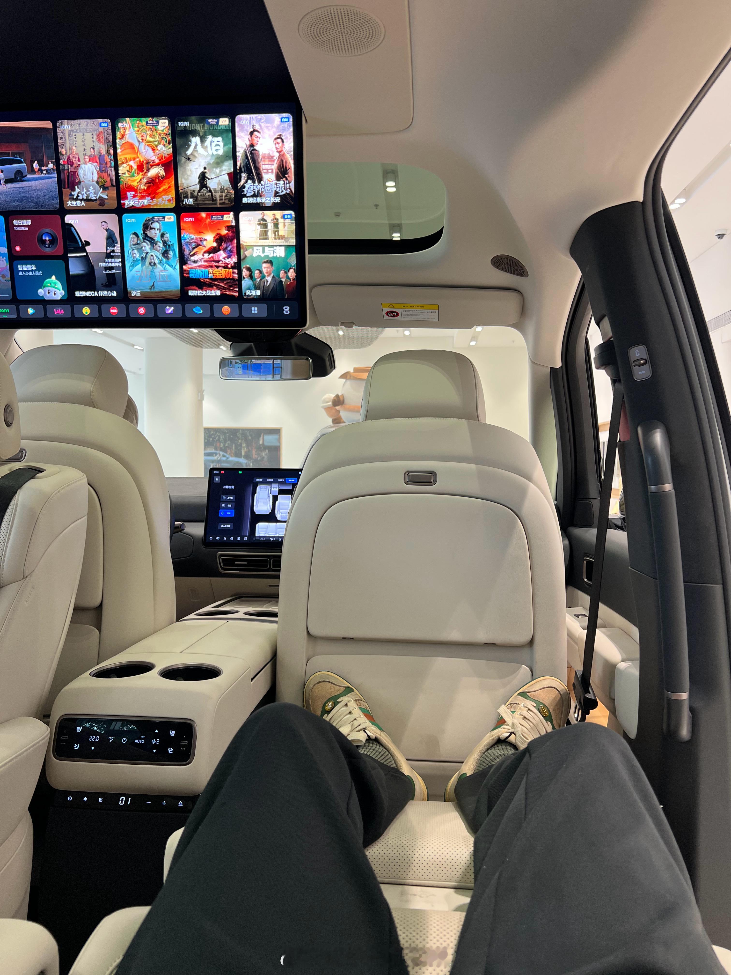 一米八的个子，能这么舒舒服服平躺在二排的也只有理想MEGA了！！