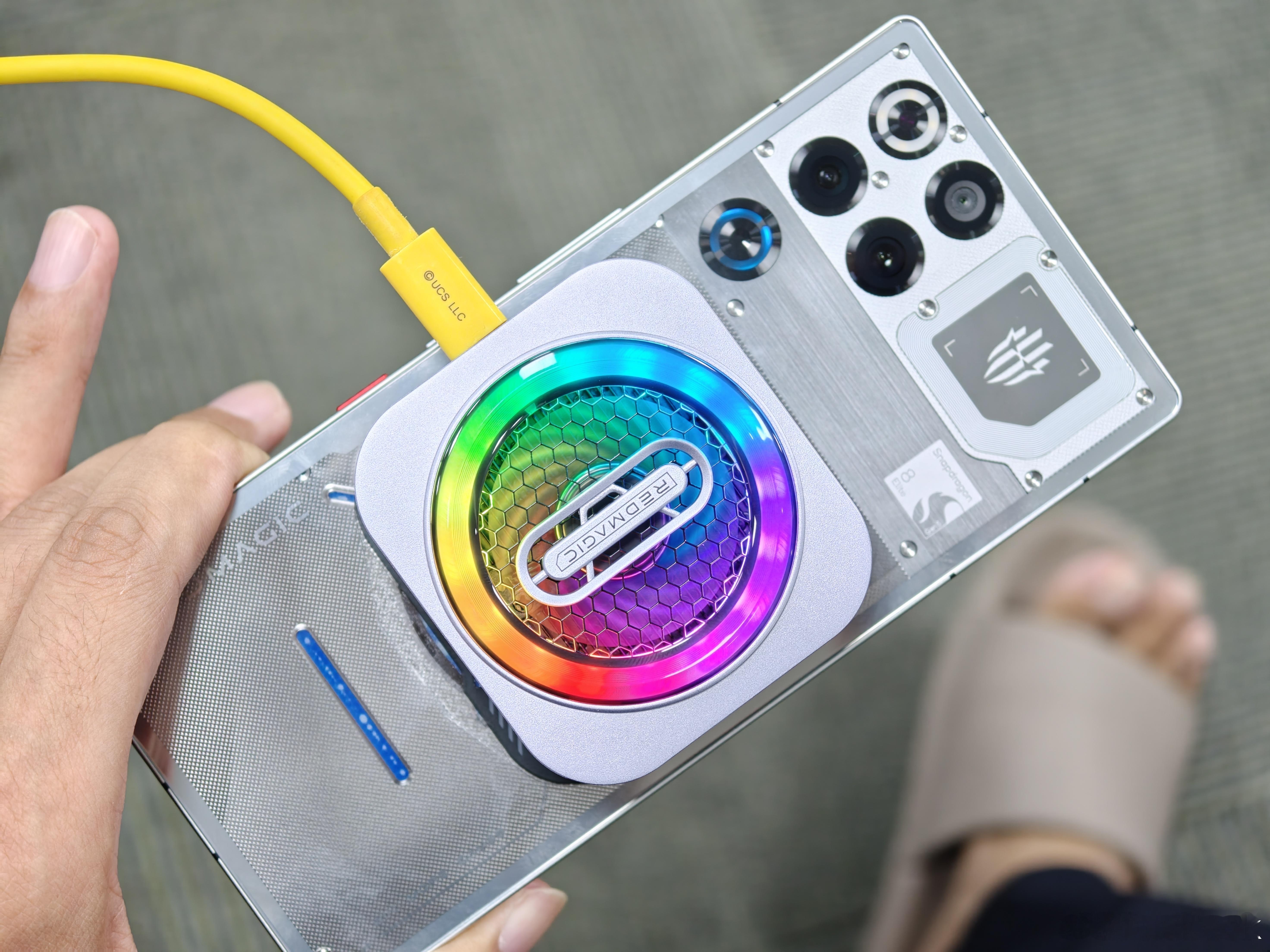 给红魔11Pro+带上散热倍夹，再加上机身内置的风扇和液冷，三管齐下，终于压住