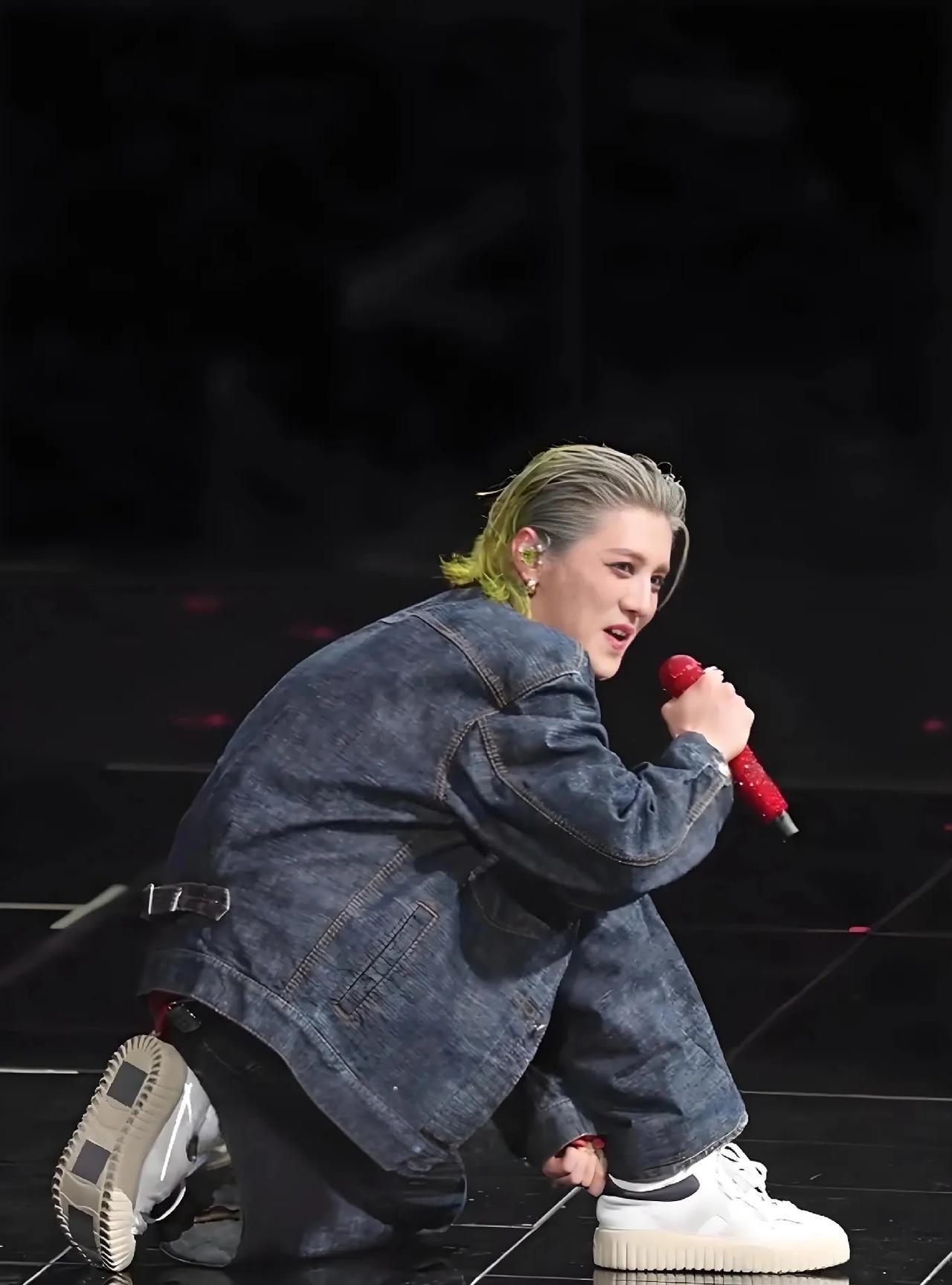 鹿晗和粉丝的互动太搞笑了。鹿晗在演唱会上身穿牛仔套装，又唱又跳满脸汗水。粉丝看着