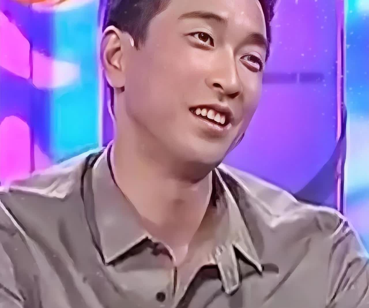 朱媛媛说：上大学那会儿，她喜欢的第一个男生不是辛柏青，而是她们班里的王千源。