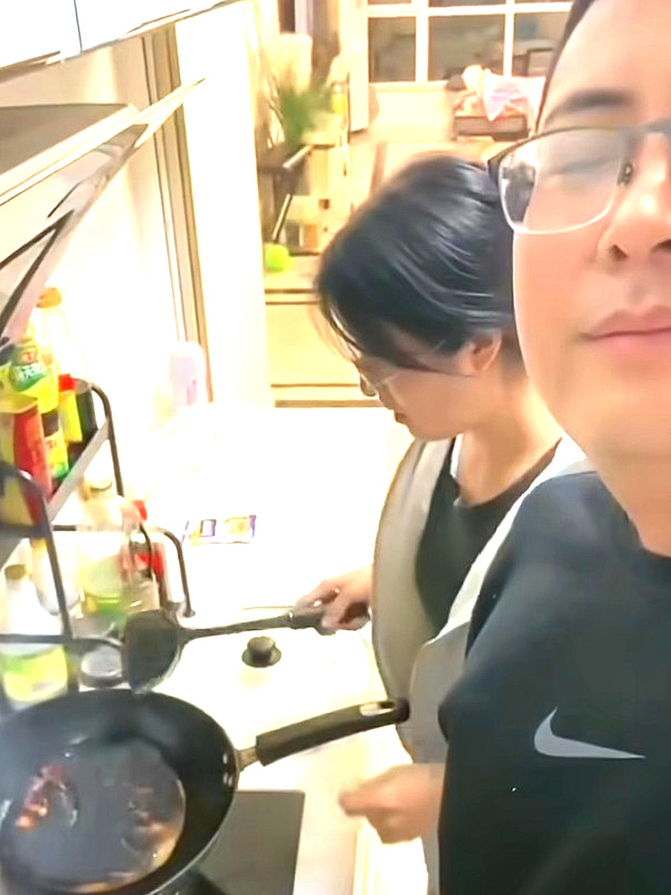 老婆烙的饼，分配为一人一半……
