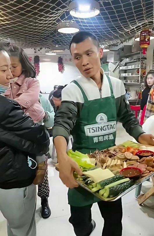 深圳某餐馆，推出150的“农民工”套餐不懂就问，这一桌菜老板有钱赚吗？