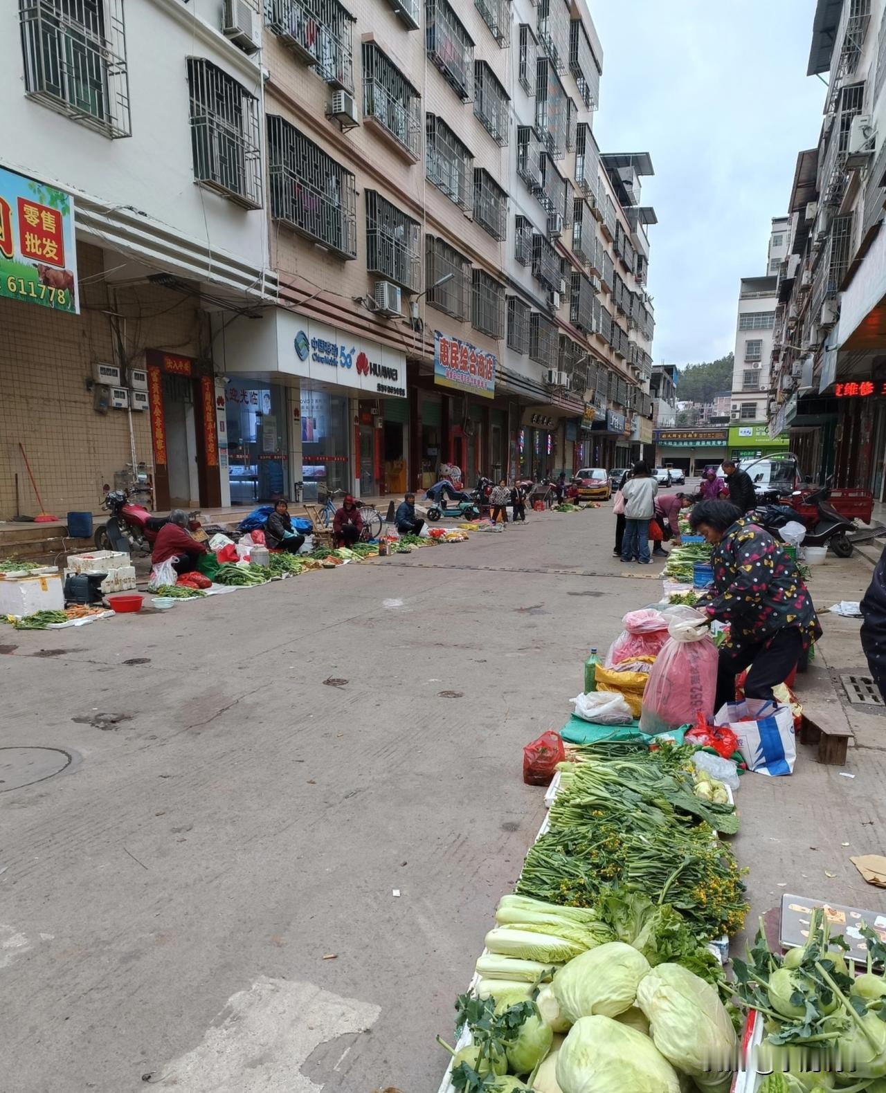 农民手里的菜，以后不能随便卖了。从昨天开始，农民卖蔬菜水果这些农产品，要开一