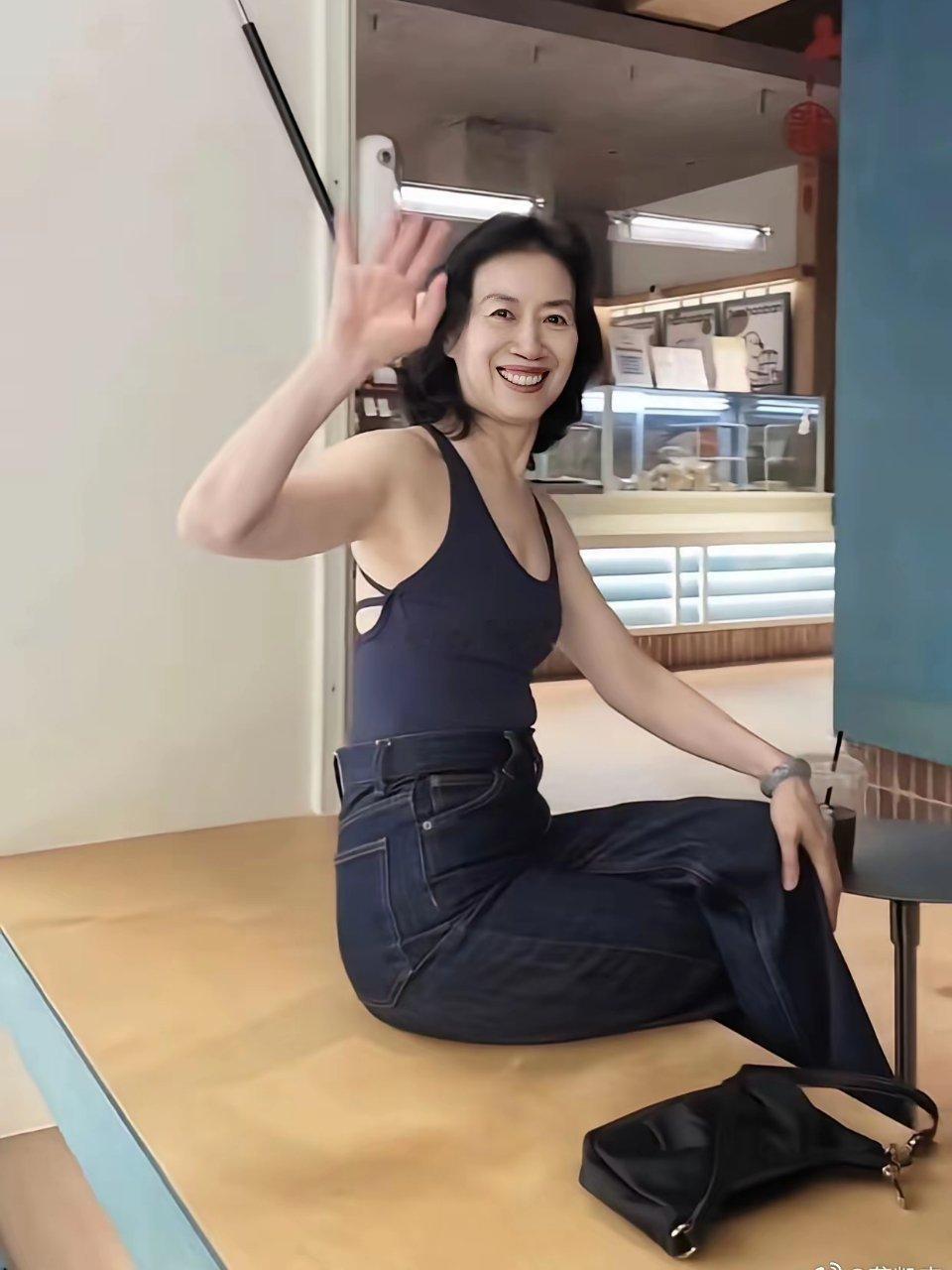 要是不转身，你肯定看不出她已经60多岁了