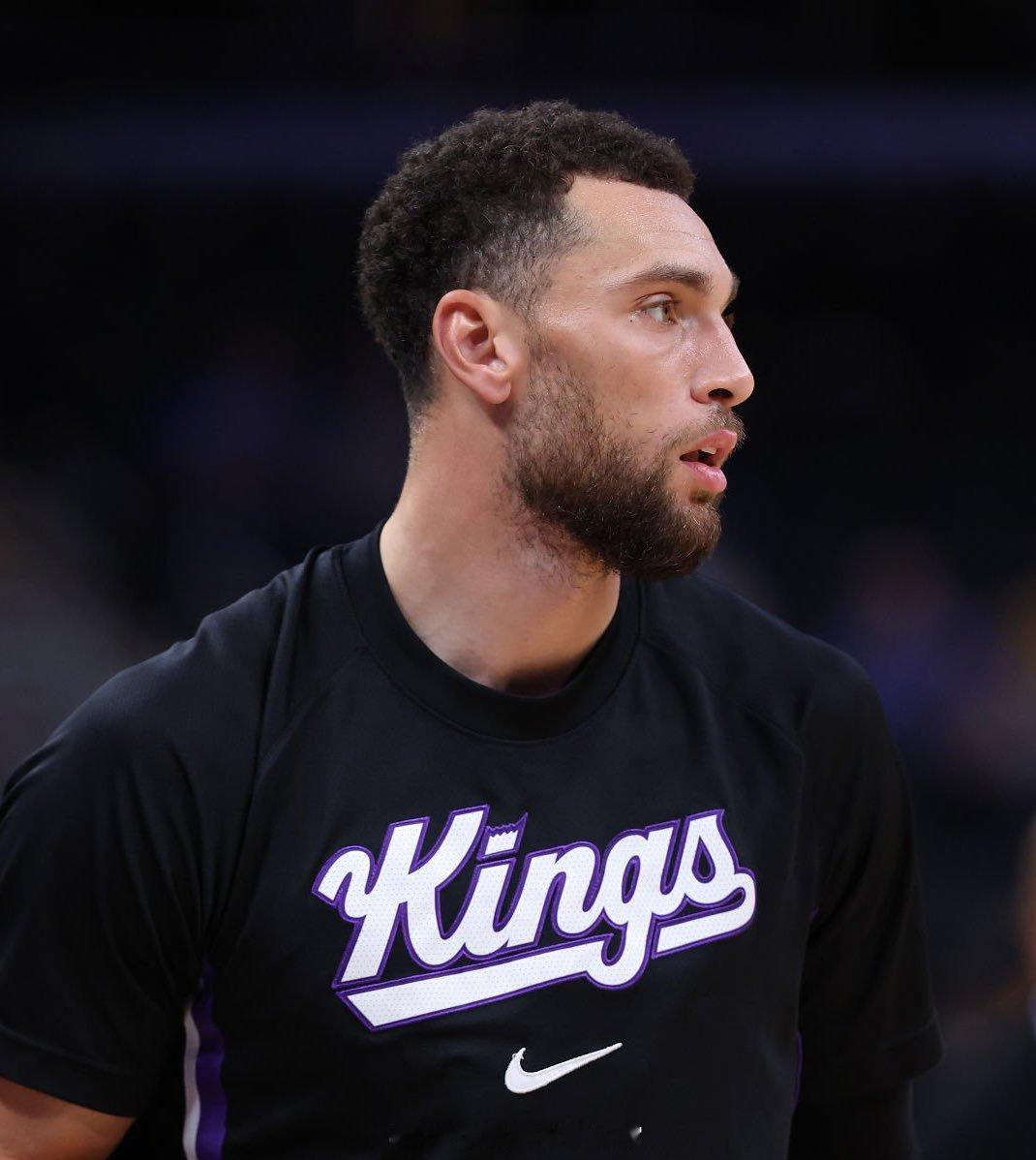 据SamAmick报道，雄鹿队一直在关注扎克·拉文。“首先，国王队的扎克·拉文