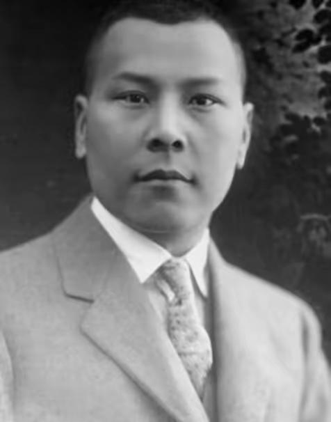 1964年朱德云南视察，想起讲武堂老同学还在狱中，出面将他保了出来。这事得从