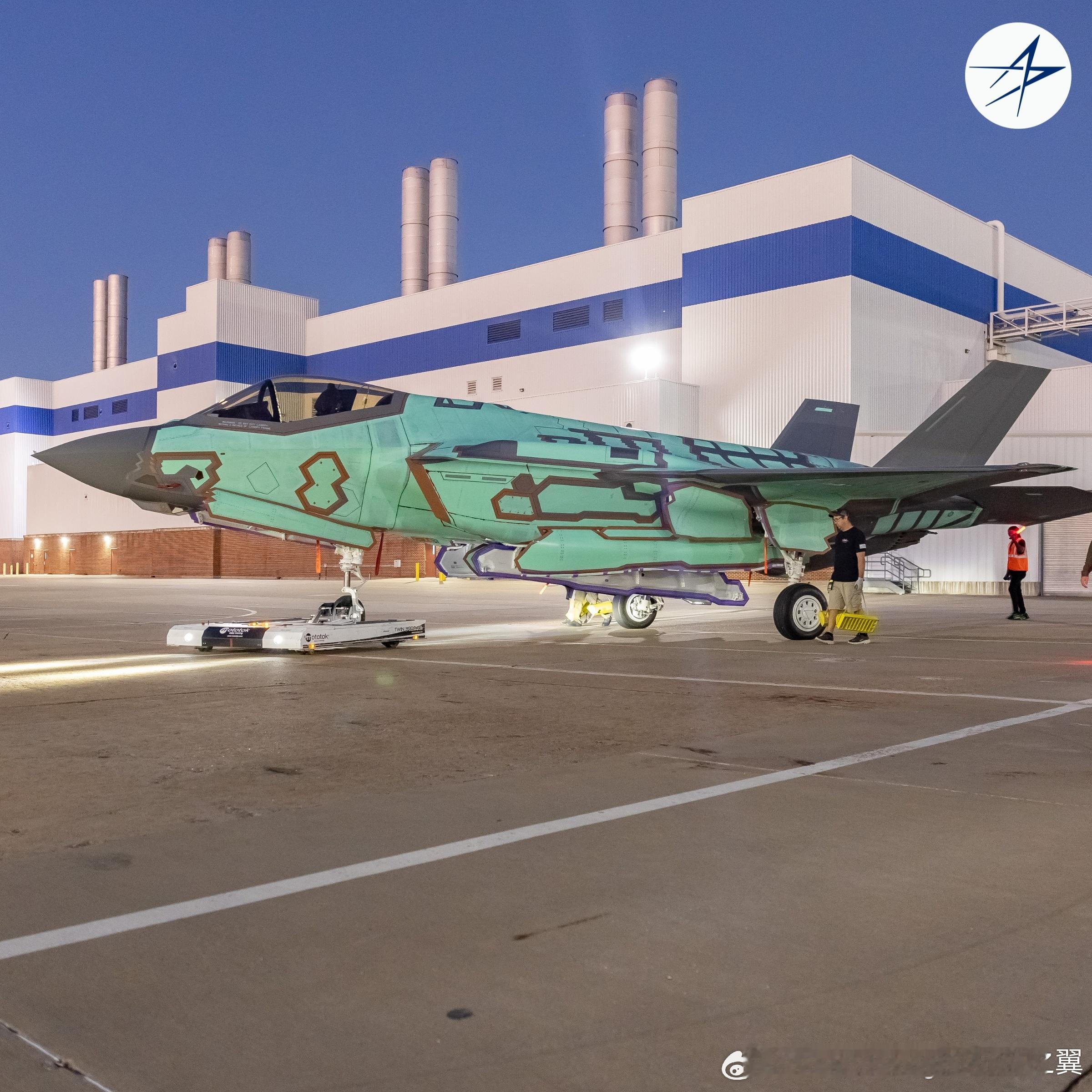 喷漆中的芬兰首架F-35A，在Z13喷涂工艺中，非日常维护口盖上的RAM贴片也会