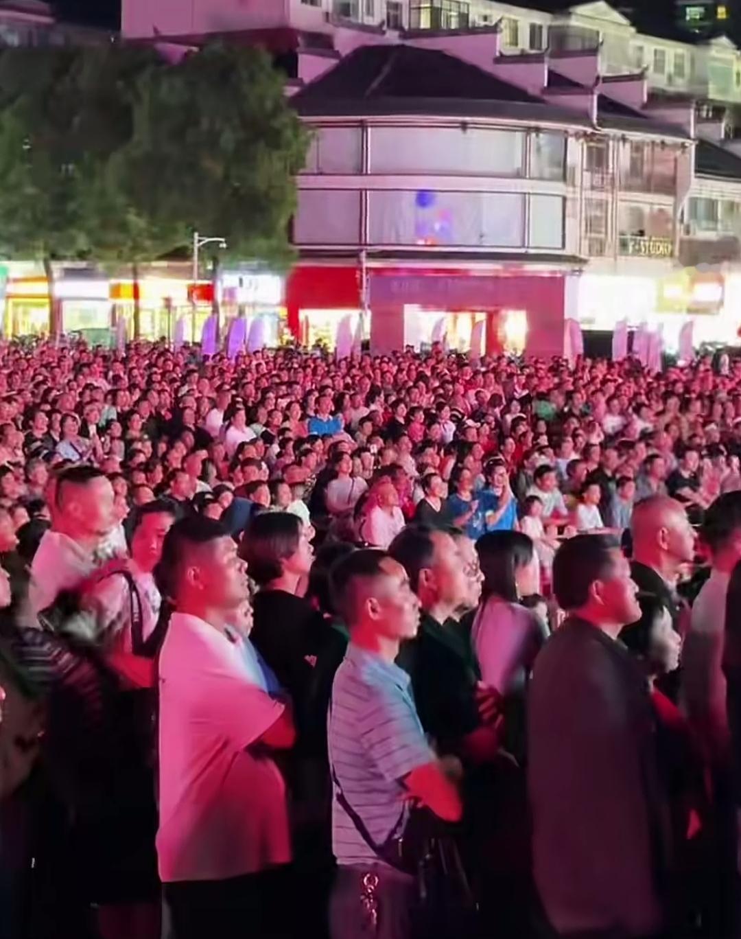 湖南怀化麻阳应该是赢麻了，上万人聚在一处广场上，隔空为张雪车队敲锣打鼓，呐喊助威
