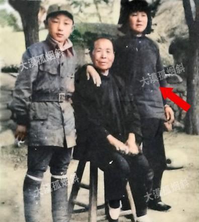 姑娘把鬼子头朝下丢进开水锅里，双手死死按着鬼子的脊背，原本要强暴姑娘的鬼子，竟被