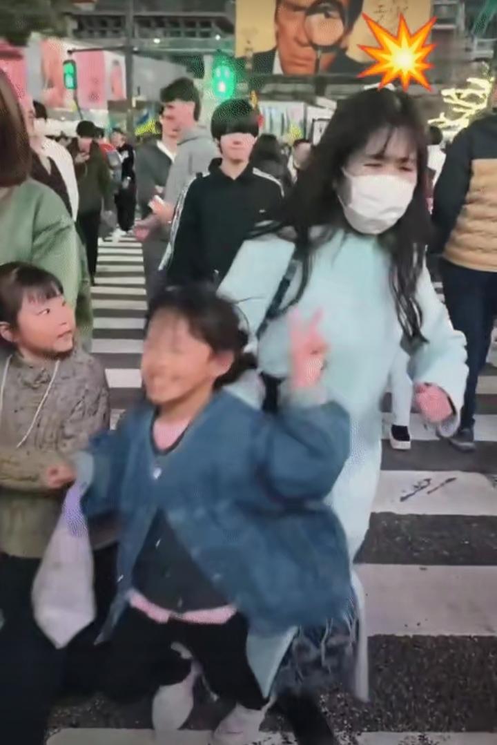 一个日本女子，在人行道上，故意撞倒一个中国台湾的小女孩，消息传到台湾，蛙蛙们众