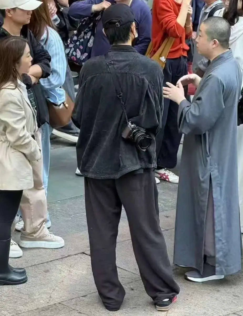 李现背相机现身灵隐寺休闲穿搭身形挺拔状态佳