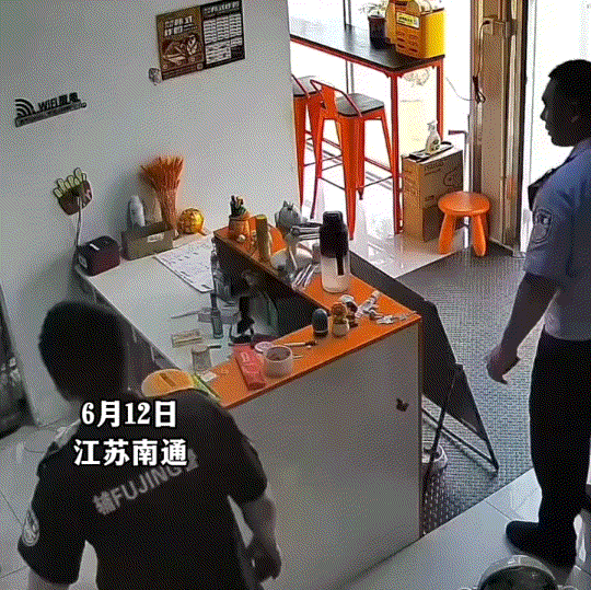 笑不活了！江苏南通，民警抓到一名偷电瓶车的小偷，可民警带着小偷前来指认现场了，这