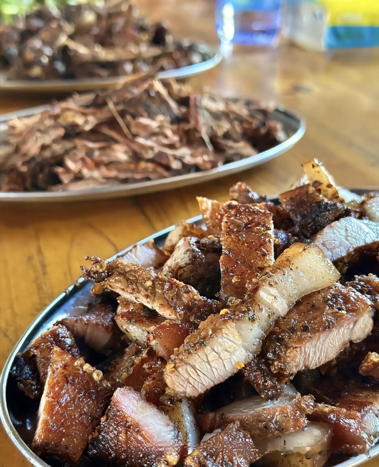 美食家常打卡这个烤肉配上腌菜膏沾水简直绝了[呲牙笑]