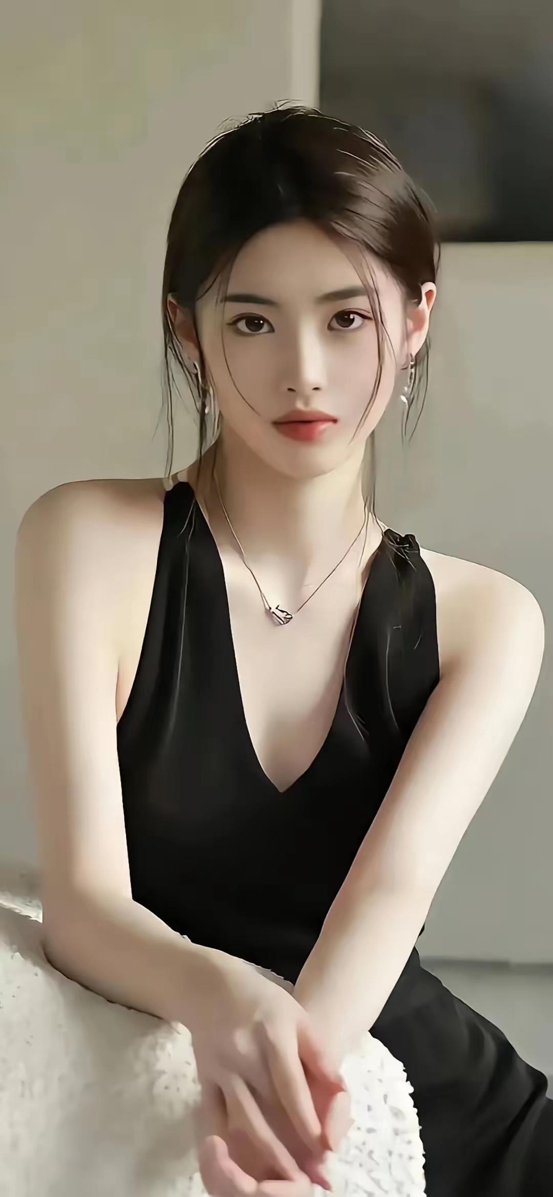 优雅黑裙，气质满满，温柔迷人🍀🌸🌴