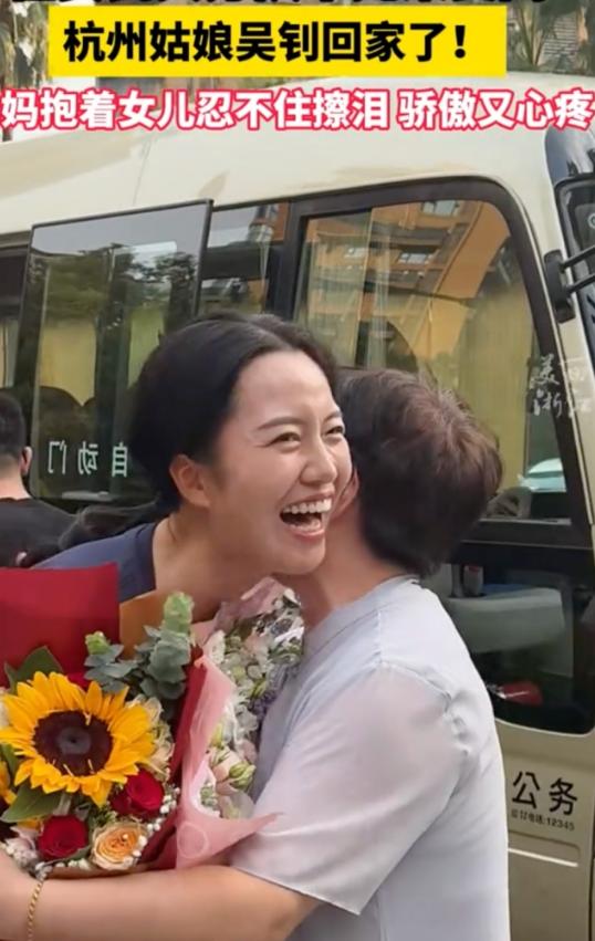 泪目！浙江杭州，妈妈去接阅兵女儿回家，没想到，刚看到女儿第一眼，妈妈眼泪就止不住