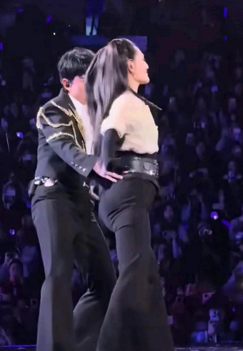 谢娜与张杰共舞，有人评头论足，说谢娜身材矮小、臀部偏大，跳舞远不及专业舞者。总觉