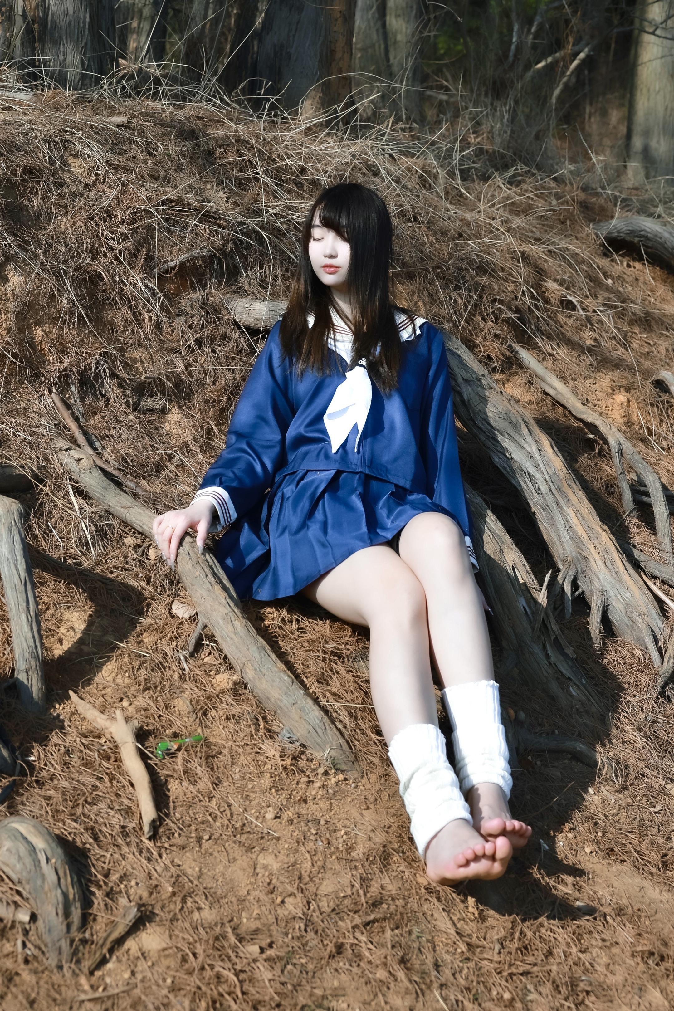 森林的尽头是阳光。《jk少女户外慵懒氛围感写真》 感受旷野的气息，活在...