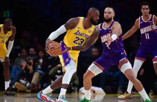 詹姆斯起码今年也没有逼着球队交易选秀权换人冲冠军。詹姆斯现在在场上的态度，在场