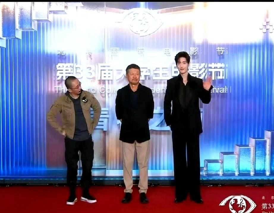 兰晓龙看肖战，简直像看稀奇。之前路演，影院灯光昏暗，肖战穿着组服，兰晓龙大概