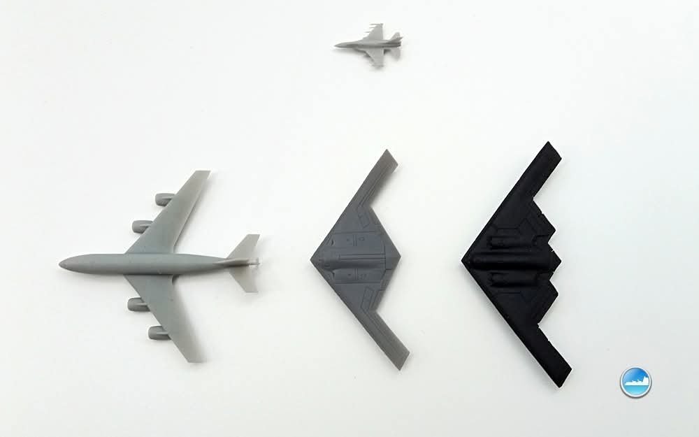 网友根据最新的加油照片制作的B-21和B-2的3D打印模型来对比两者尺寸，其翼展