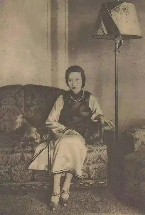 1956年，顾维钧趁妻子黄蕙兰睡着，偷偷溜进严幼韵的房间。这时他万万没想到，黄