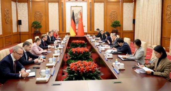 行程结束，德国外长离开北京，临走前提出2个要求，中方态度非常明确。 12月9