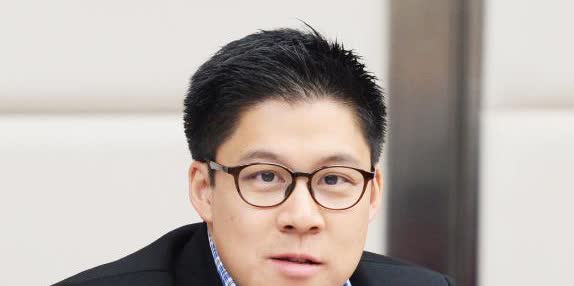 2000年，霍启刚带着初恋女友回家见家长，朱玲玲说:“你们不合适，赶紧分了！”两