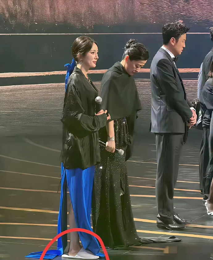 杨幂好放松，上台居然不穿高跟鞋，踩着拖鞋就上去了