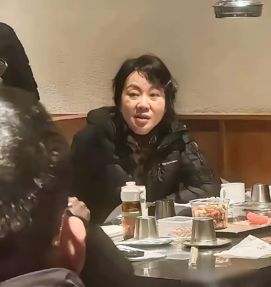 55岁闫妮西安街头被偶遇！纯素颜无滤镜，眼角皱纹一览无余，满脸掩不住的疲惫感。回想早年荧幕上，她风情