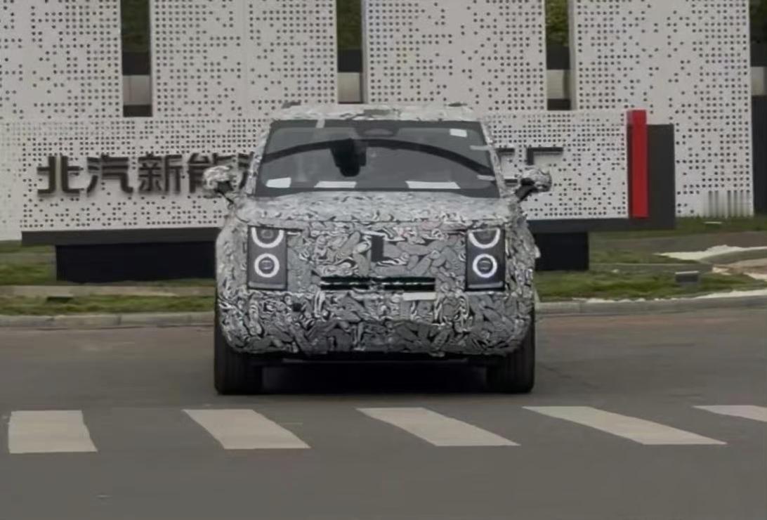 听说了很久的鸿蒙智行享界硬派越野，终于被网友拍到谍照路试车了。这台谍照车就是鸿