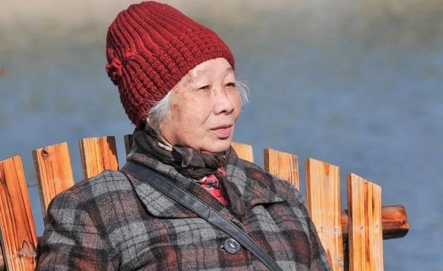 步伐轻快，阳光明媚，散步似乎是许多老年人的日常保健方式，然而，这种看似简单的活动