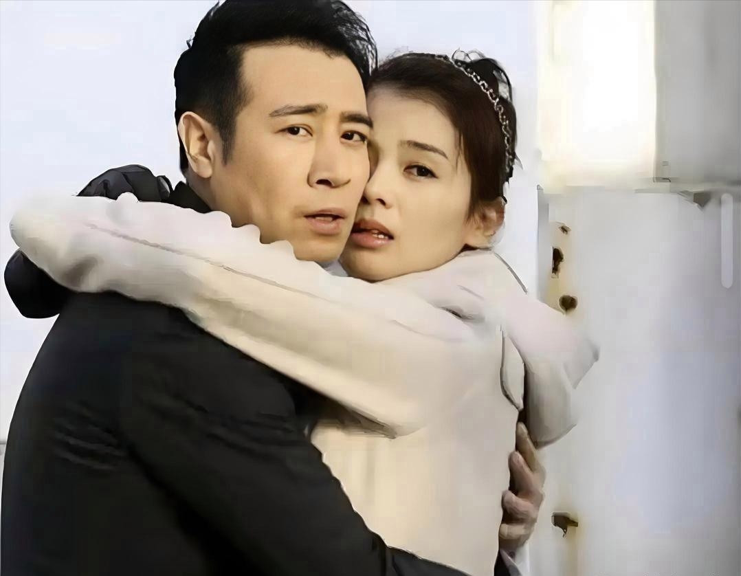于和伟和刘涛拍吻戏的时候，刘涛直接说：“你嘴里这烟味也太重了！”没想到于和伟轻轻笑了笑，一脸无辜地回