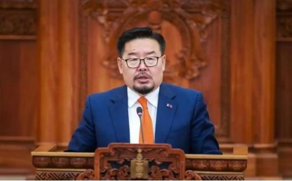 蒙古国新总理一上台就改路线，刚和中国会完就动手整治几十年边境“问题”，从治沙到通