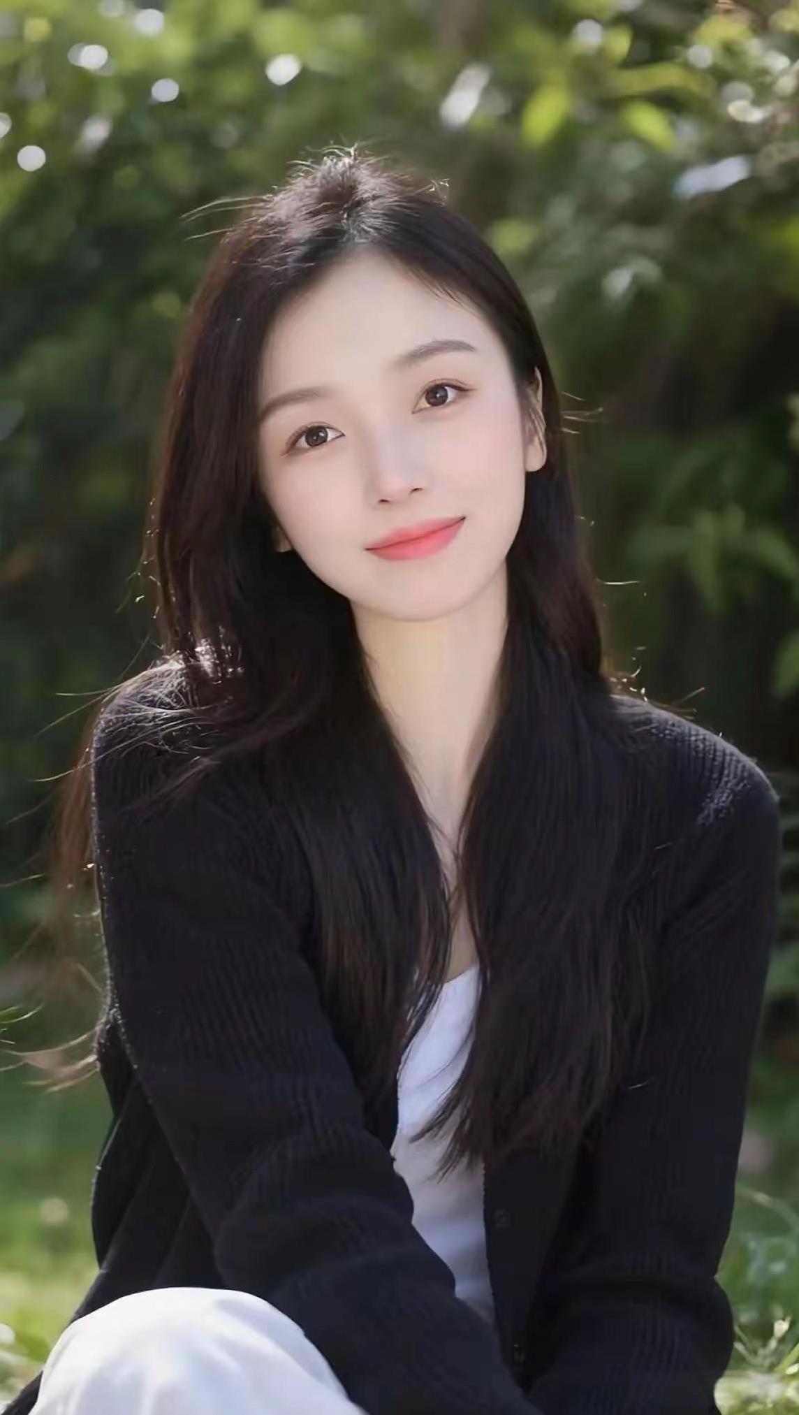 绿树阴中见美人，笑语盈盈暗香来。