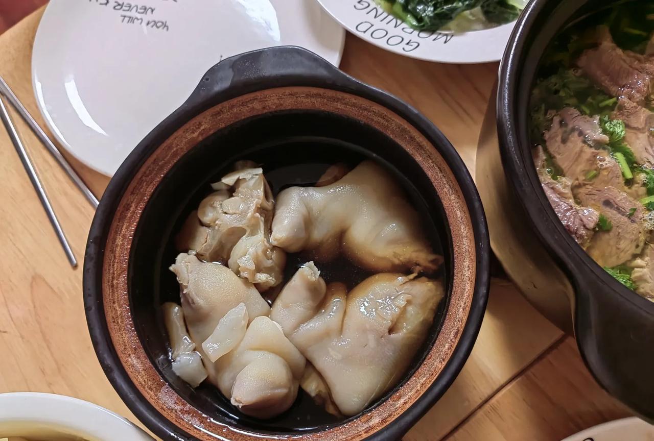 记录我们的退休生活…今日午餐，红烧猪蹄，糟猪蹄，丝瓜炒蛋，茭白青椒肉丝，咖喱牛