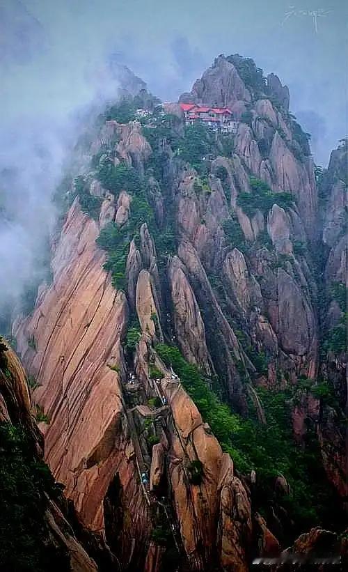 黄山72峰简介黄山有72峰，皆为大自然鬼斧神工之作。莲花峰为最高