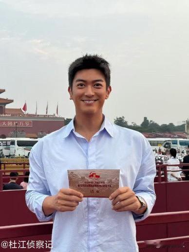 看到杜江一脸正气站在观礼台我才终于明白霍思燕为什么选他做老公了。大家都知道，这