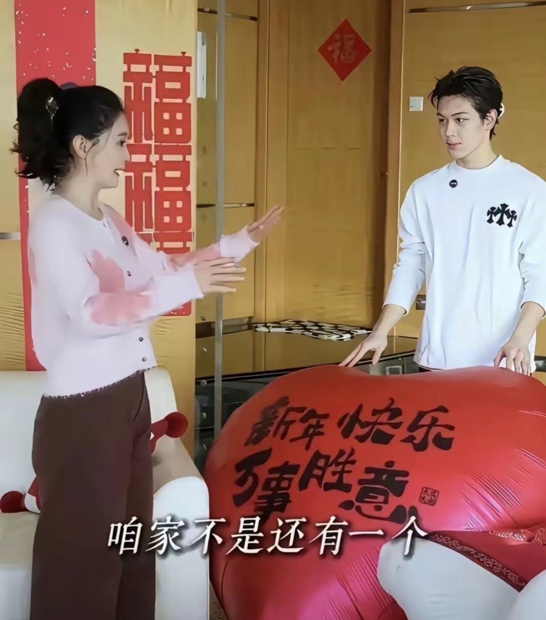 王艳算是把母系基因发挥到极致了。丈夫外形普通，儿子球球靠着妈妈的好长相成功翻盘。