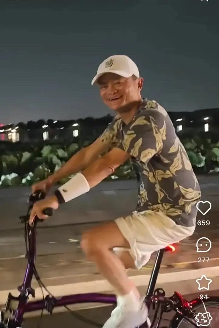 刚刚！马云夜骑游西湖！视频里的马云头戴白色鸭舌帽，身着短袖短裤配白色运动鞋，运动