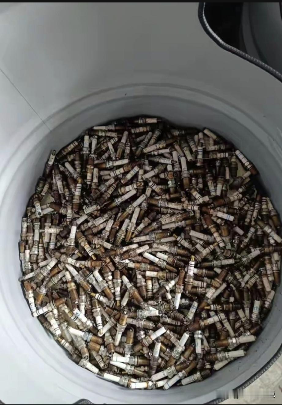 打扫卫生时，无意间在公公床底下发现这个，刚开始还以为是烟头，仔细看看又不像，这到