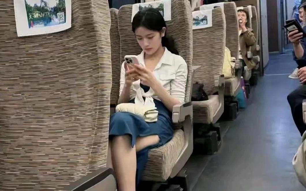 高铁上遇到心动的美女，到底该怎么搭讪才不会让人反感？看着她安静坐在那里，心里