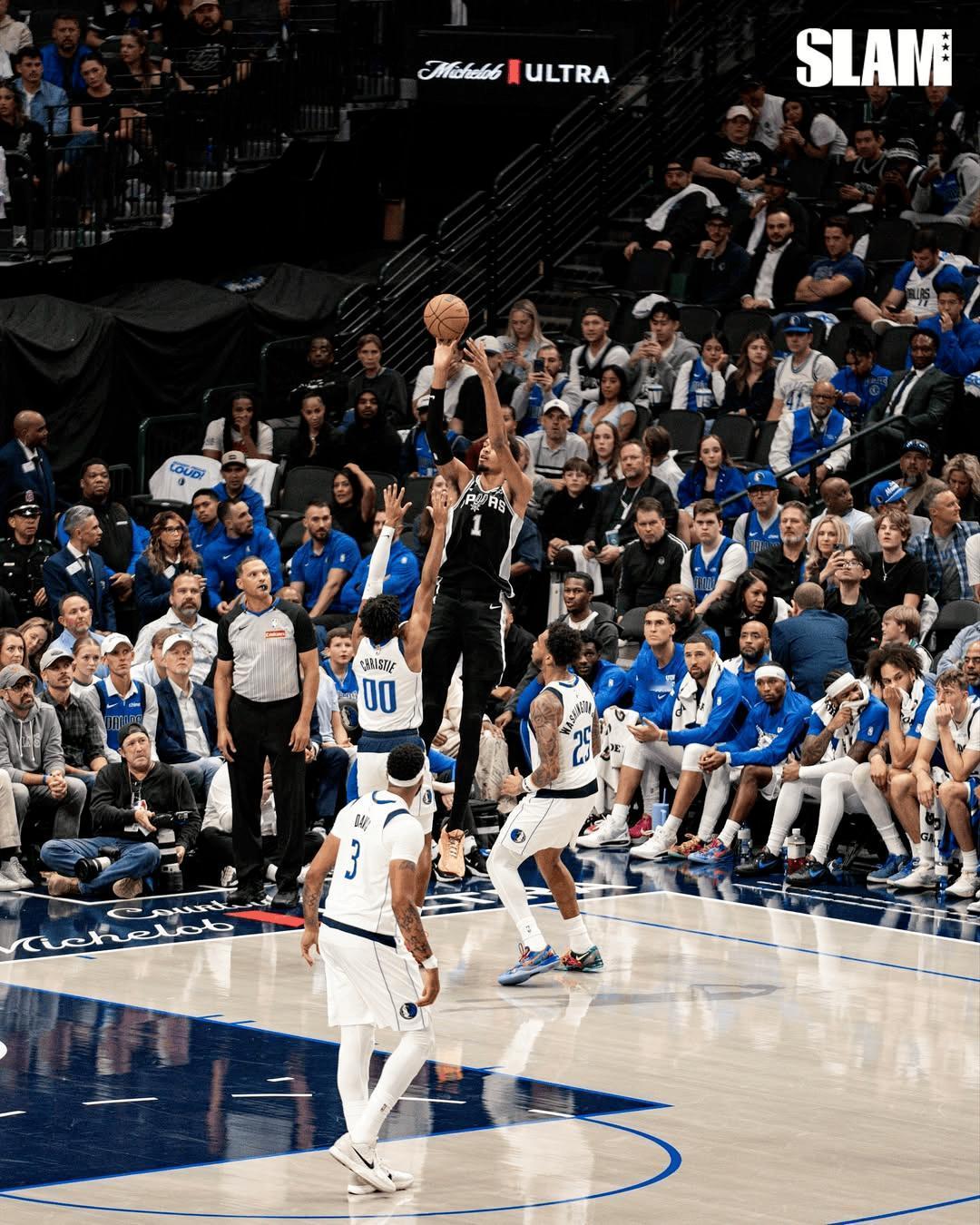 文班亚马跳投整个NBA无人能盖,本来就高,跳起投篮出手点都快4米了,防守球员拿个