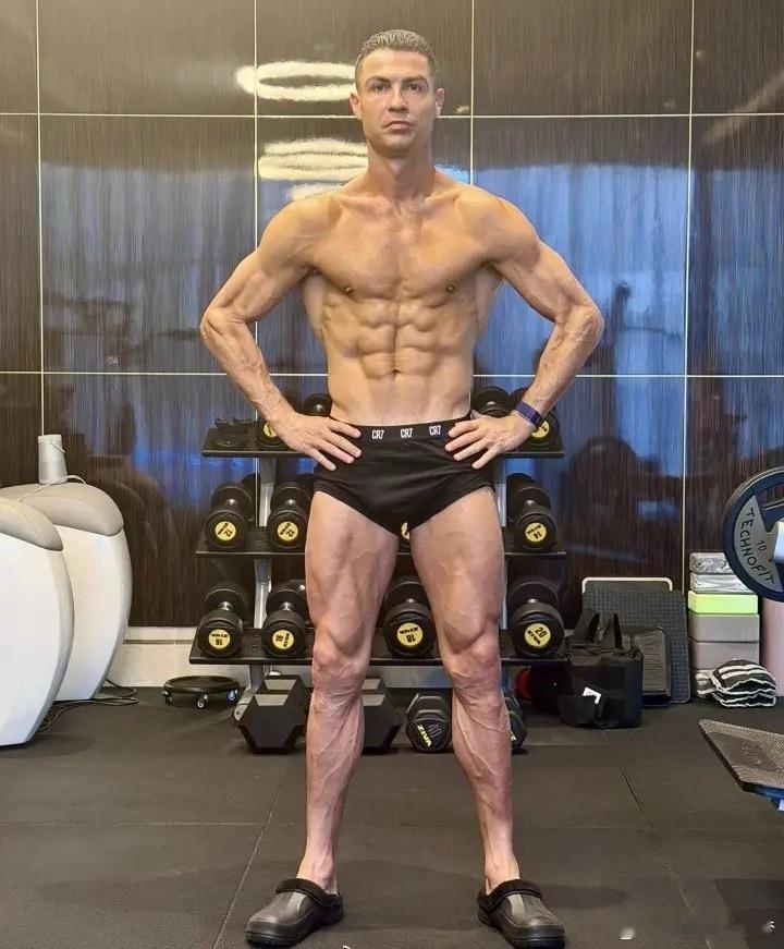 永远会被C罗的极致自律震撼到⚽日常不喝牛奶，拒绝多余负担严格管理饮食与身材，日复