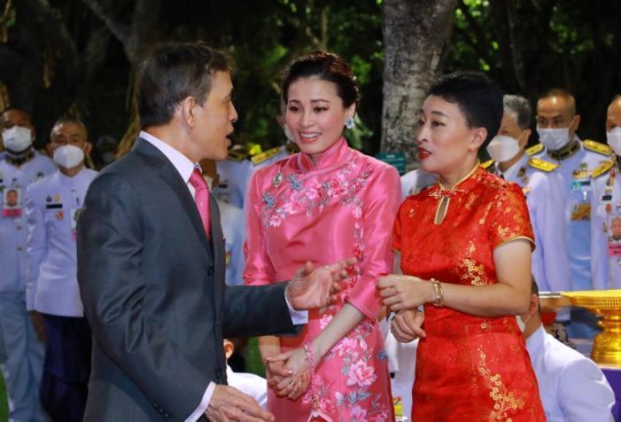 苏提达王后和泰王大女儿同龄，苏提达对泰王体贴入微，汗帮擦不停。即使这样，她也独享