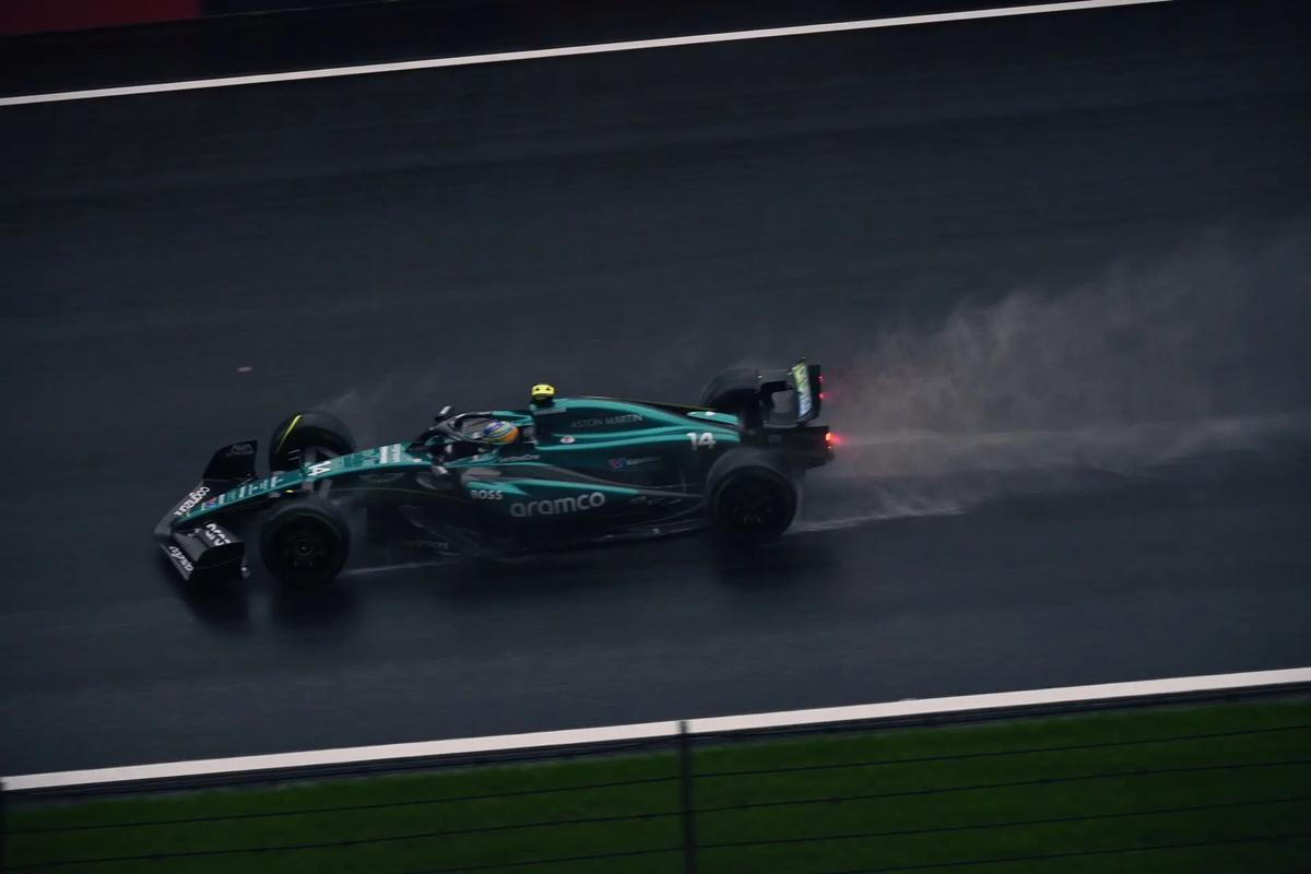 F1匈牙利站有个不成文的规律：几乎每隔几年就会来一场戏剧性的雨战，亨格罗宁赛道