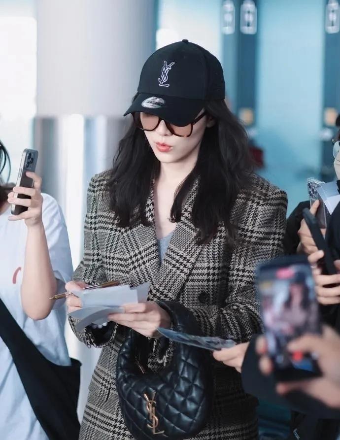 宋佳机场私服太会穿！格纹西装搭牛仔裤，随性又高级的时髦感狠狠拿捏了宋佳的机